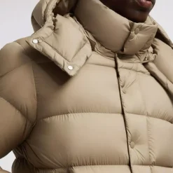 Chaqueta corta acolchada con capucha extraíble