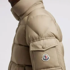 Chaqueta corta acolchada con capucha extraíble