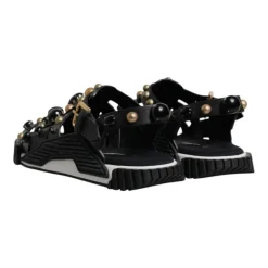 Ciabatte in pelle con borchie e logo