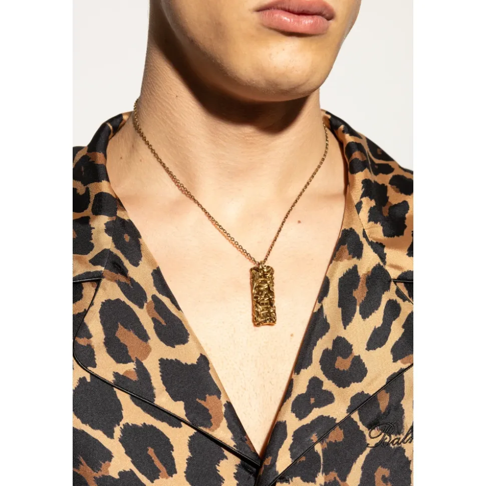 Collana con un ciondolo logo