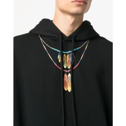 Felpa con Cappuccio e Collana di Piume Nere e Rosse