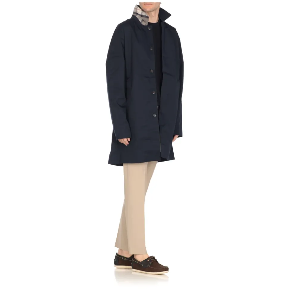 Impermeabile blu con colletto e tasche