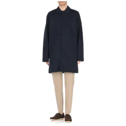 Impermeabile blu con colletto e tasche
