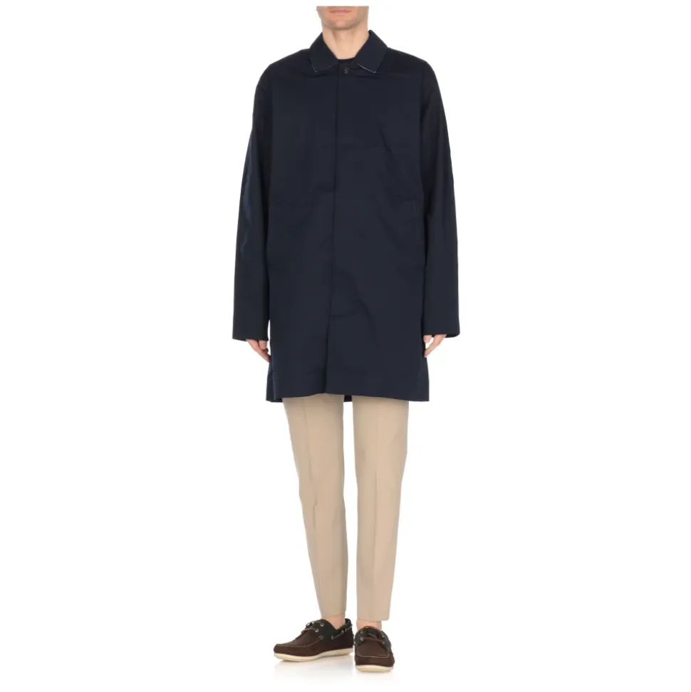 Impermeabile blu con colletto e tasche