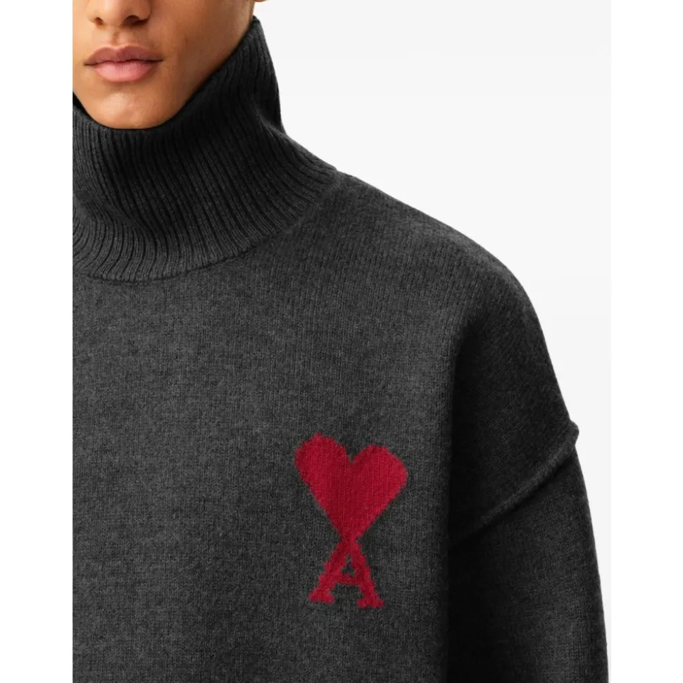 Maglione grigio con collo alto