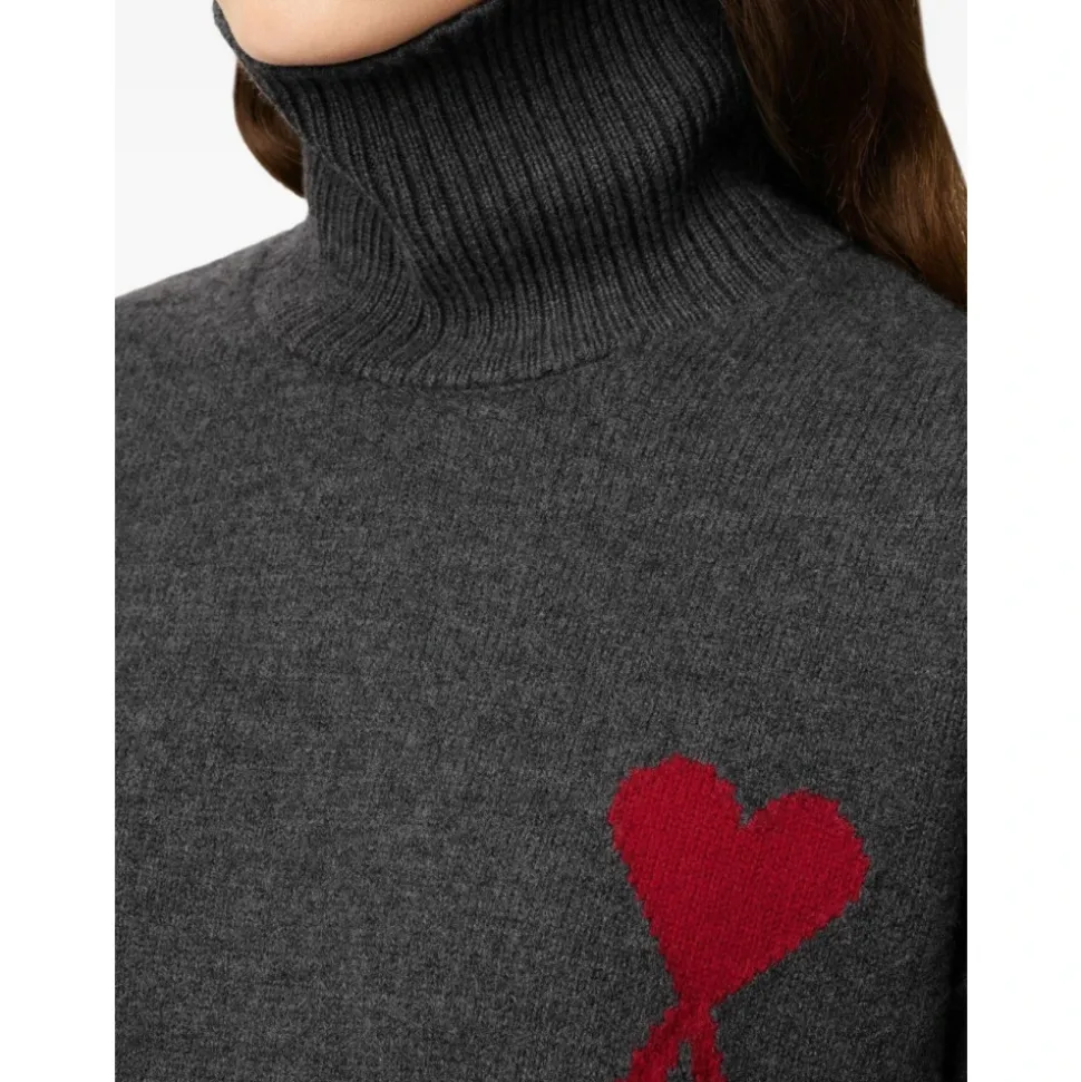 Maglione grigio con collo alto