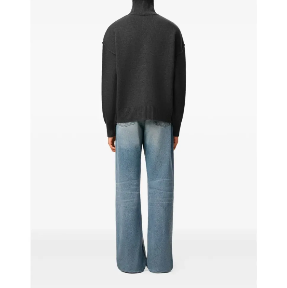 Maglione grigio con collo alto