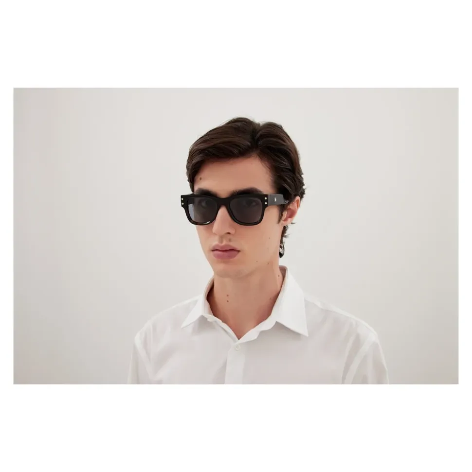 Occhiali da sole alla moda in nero