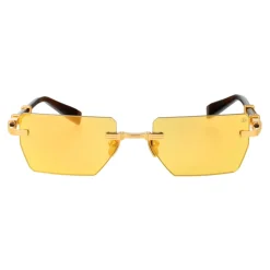 Occhiali da sole alla moda per una giornata soleggiata