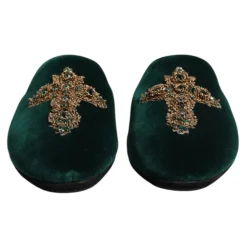 Pantofole in velluto verde con croce decorata