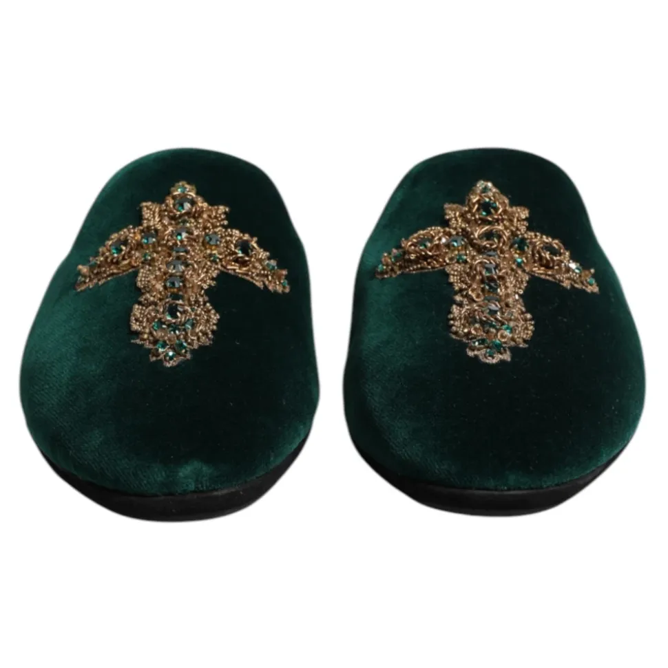Pantofole in velluto verde con croce decorata