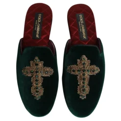 Pantofole in velluto verde con croce decorata
