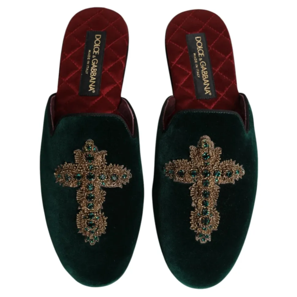 Pantofole in velluto verde con croce decorata