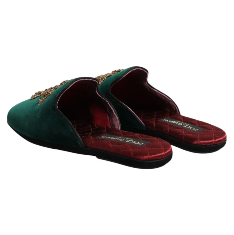 Pantofole in velluto verde con croce decorata