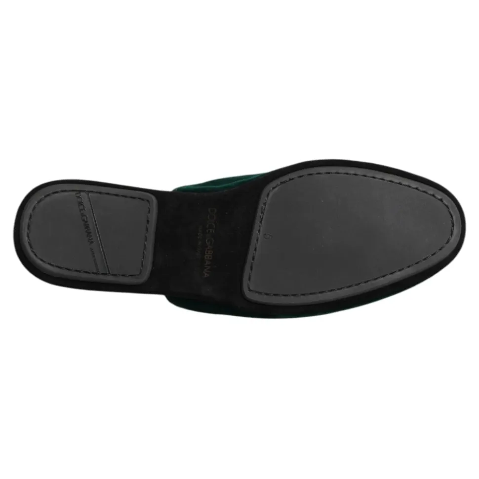 Pantofole in velluto verde con croce decorata