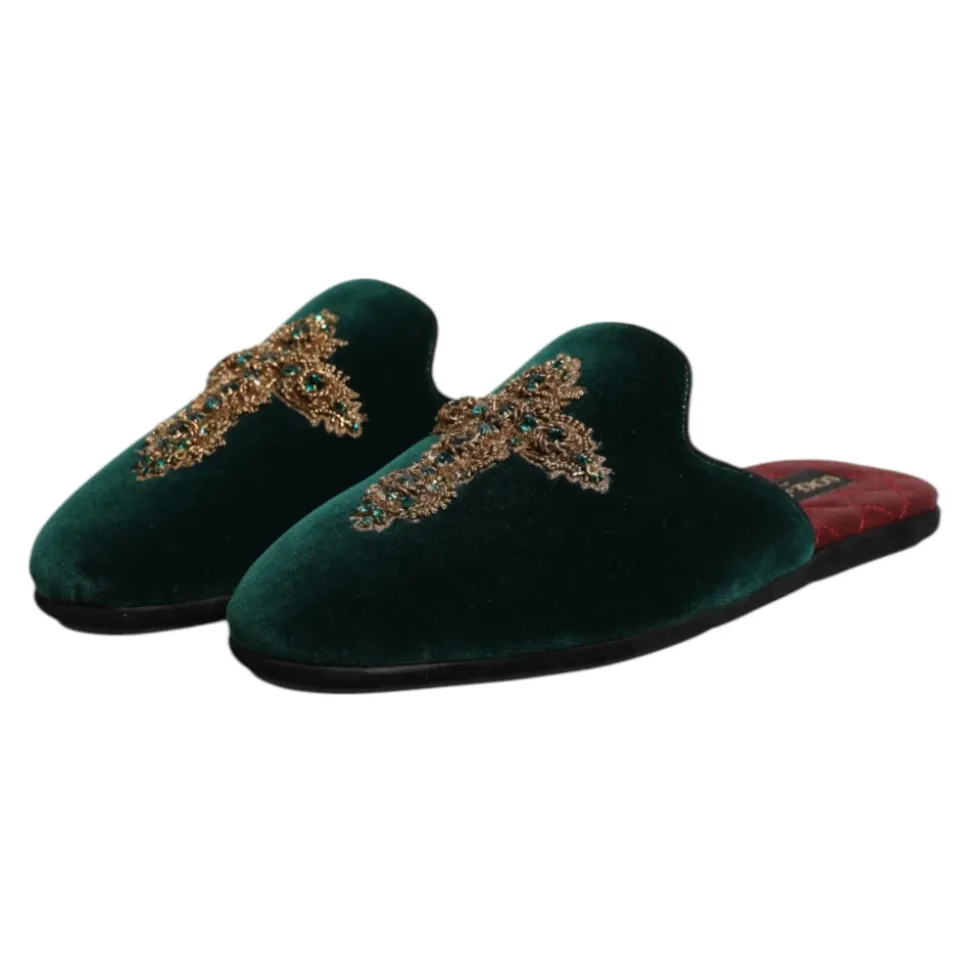 Pantofole in velluto verde con croce decorata