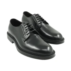 Scarpe basse nere con punta a mandorla e chiusura con lacci